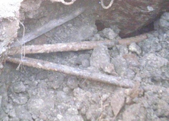 Un individ care a furat 120 de ţevi metalice a fost prins de poliţişti